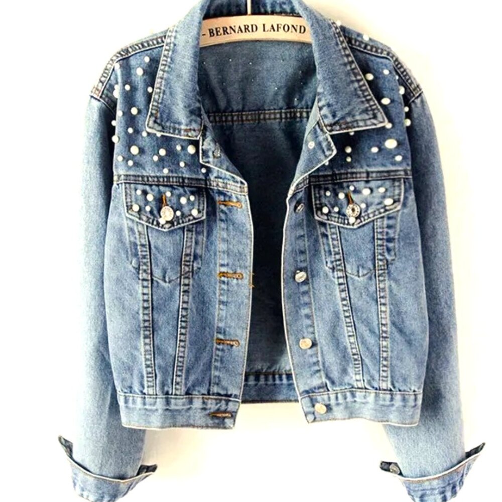 SIZE LARGE MEDIUM WASH DENIM SINGLE BREASTED RANDOMLY COVERED IN PEARLS JACKET